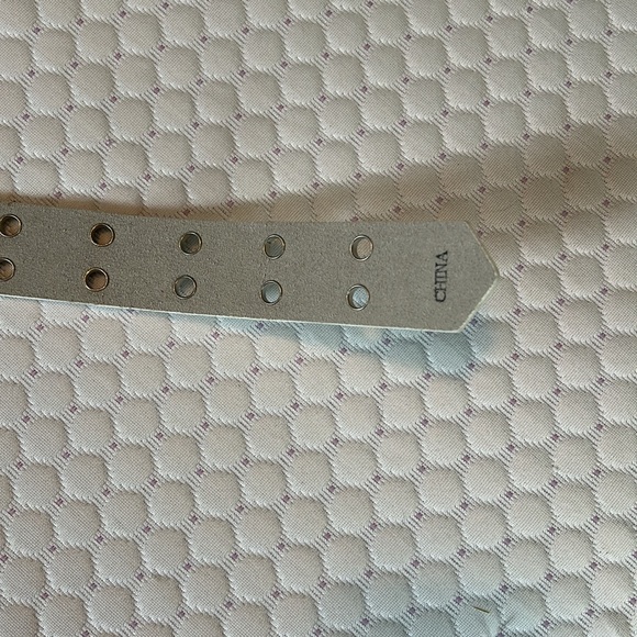 White double grommet leather belt. Small/ medium. - Picture 5 of 9